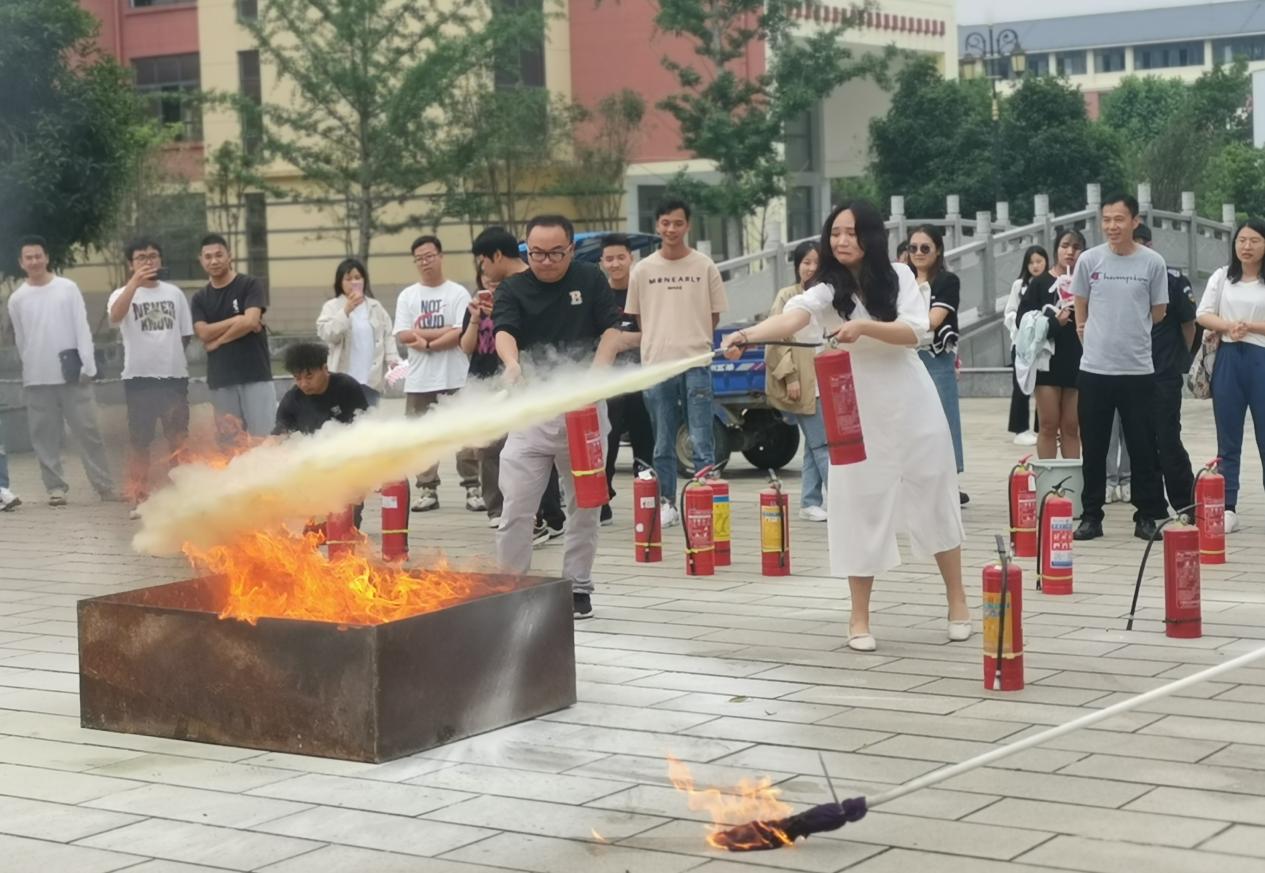 师生户外消防演练.jpg